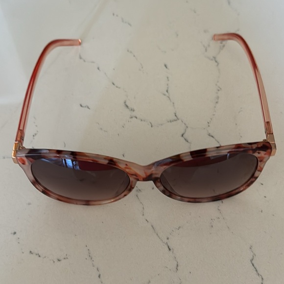 Chic Tortoiseshell Sunglasses - Picture 4 of 15